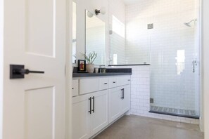 Hair dryer - NEW urban cottage, The Vine & Round Top! (Austin County)