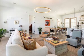 TV - NEW urban cottage, The Vine & Round Top! (Austin County)