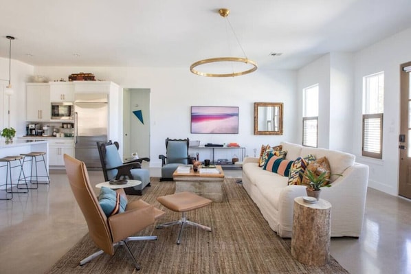 TV - NEW urban cottage, The Vine & Round Top! (Austin County)