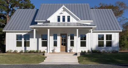 NEW urban cottage, The Vine & Round Top!