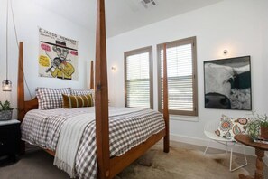 3 bedrooms, desk, WiFi, bed sheets - NEW urban cottage, The Vine & Round Top! (Austin County)