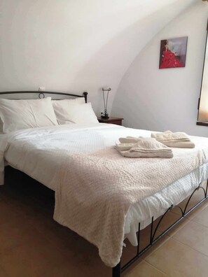 2 bedrooms, iron/ironing board, bed sheets