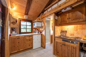 Fridge, microwave, coffee/tea maker, electric kettle - Chalet du Brey - Avec terrasse et jardin (Saint-Gervais-les-Bains)