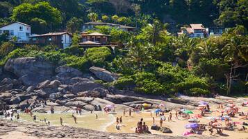 En la playa, arena blanca, sombrillas, 6 bares en la playa
