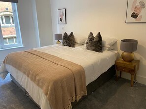 2 soverom, strykejern/-brett og sengetøy