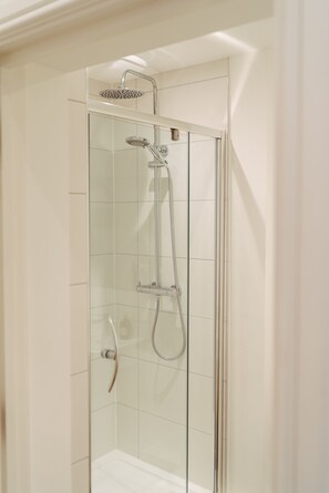 Shower, hair dryer - Apartment 1 (York)