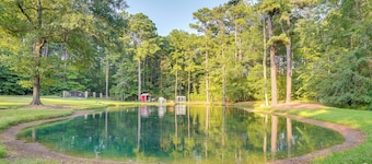 Kilgore Gem: Pet-Friendly Cabin w/ Duck Pond!
