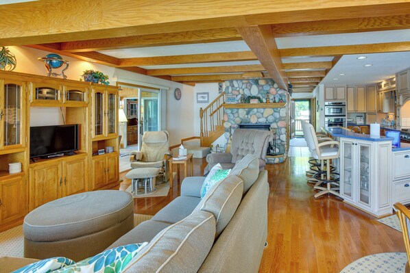 Fernseher, Kamin, DVD-Player