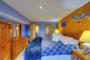 4 bedrooms, desk, iron/ironing board, Internet