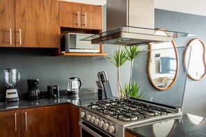 冰箱、微波炉、烤箱、炉灶