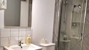 Dusche, Haartrockner, Bidet, Handtücher