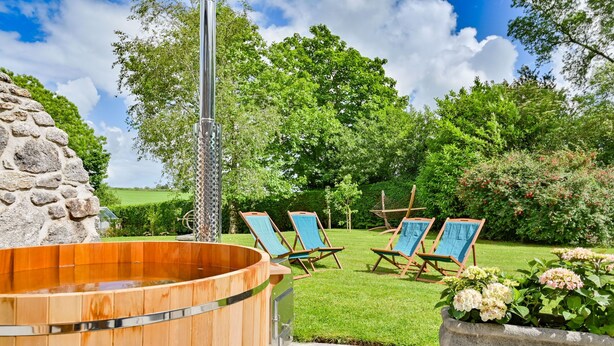 Outdoor spa tub - The Manor House (Looe)