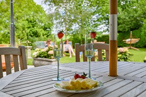 Outdoor dining - The Manor House (Looe)