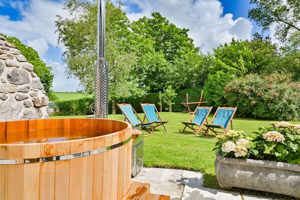 Outdoor spa tub - The Manor House (Looe)