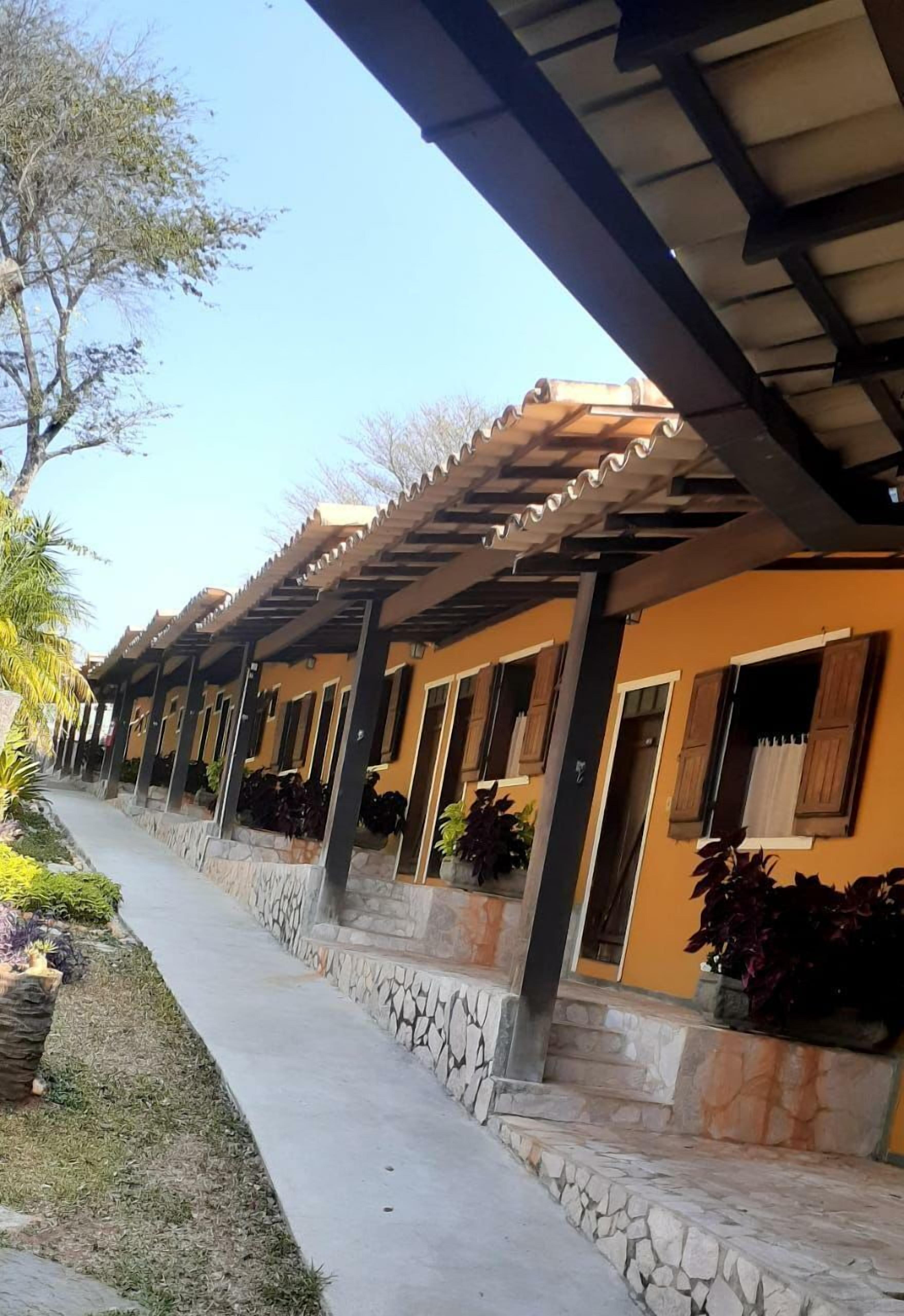 Suíte premium, 1 cama Queen, no pátio | Vista do quarto
