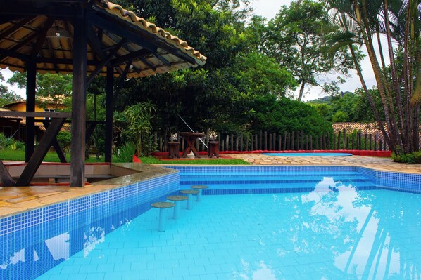 2 Innenpools, 2 Außenpools, Liegestühle