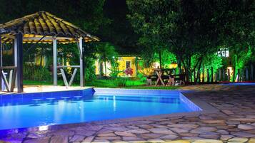2 piscinas internas, 2 piscinas externas, espreguiçadeiras