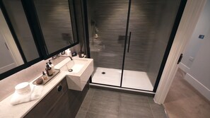 Apartment, 2 Queen Beds | Bathroom