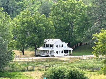 Farmhouse 2 minutes from The New River in Piney Creek, NC