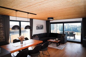 Deluxe-lejlighed | Opholdsområde | 58-tommers LED-tv med digitale kanaler, Netflix, premierefilm