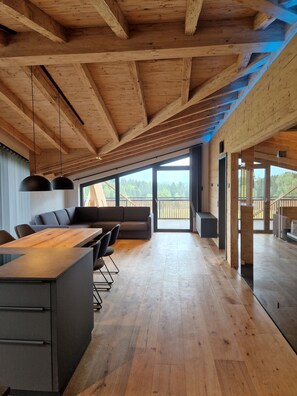 Deluxe Condo | Living area | 58-inch LED TV with digital channels, Netflix, first-run movies - Platzhirsch First Class Living (Ofterschwang)