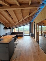 Deluxe-Apartment | Wohnbereich | 58-Zoll-LED-Fernseher mit Digitalempfang, Netflix, aktuelle Filme