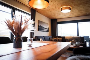 Deluxe-Apartment | Wohnbereich | 58-Zoll-LED-Fernseher mit Digitalempfang, Netflix, aktuelle Filme