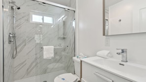 Douche, sĂšche-cheveux, serviettes fournies, savon