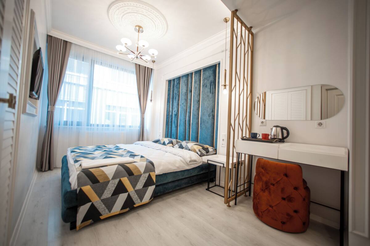 Habitación básica con 2 camas individuales | Minibar, escritorio, espacio para trabajar con laptop y insonorización