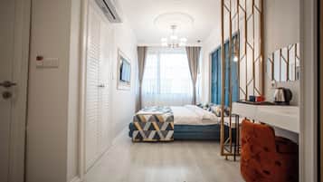 Basic Twin Room | Minibar, desk, laptop workspace, soundproofing