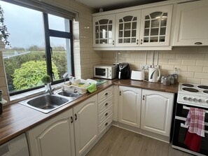 Fridge, microwave, oven, electric kettle - An Cnoc Cottage (County Kerry)