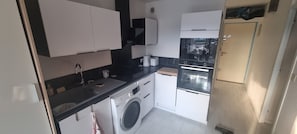 Frigorifero, microonde, forno, piano cottura