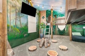 7 bedrooms, in-room safe, iron/ironing board, travel cot - Disney, Orlando, Treehouse, Arcade, Pool, Hot Tub! (Davenport)