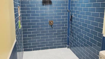 SĂšche-cheveux, serviettes fournies, savon, shampoing