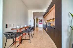 Réfrigérateur, four à micro-ondes, un four, surface de cuisson