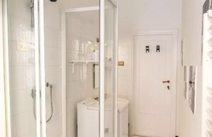 Basic-Apartment | Badezimmer | Dusche, Regendusche, Haartrockner, Handtücher