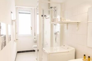 Appartamento Basic | Bagno | Doccia, soffione a pioggia, asciugacapelli, asciugamani