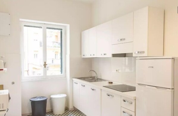 Appartamento Basic | Cucina privata | Frigorifero con congelatore, microonde, lavastoviglie