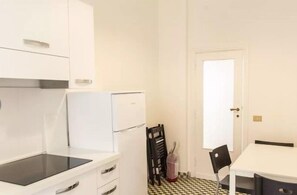 Refrigerador con freezer, microondas, lavavajillas, utensilios de cocina