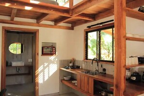 Kühlschrank, Wasserkocher mit Kaffee-/Teezubehör, Toaster, Mixer