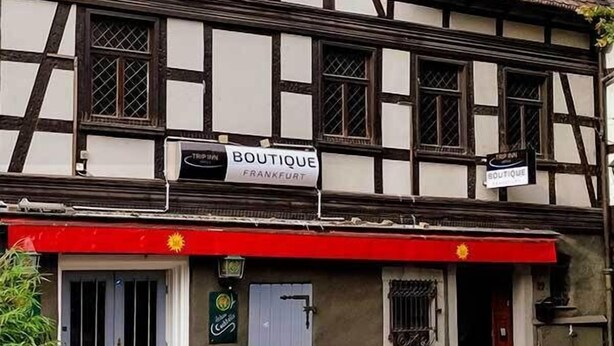 Un edificio tradicional con entramado de madera y un letrero de boutique.