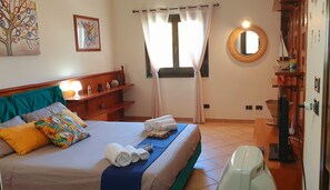 5 quartos, ferros/tábuas de passar roupa, berço de viagem