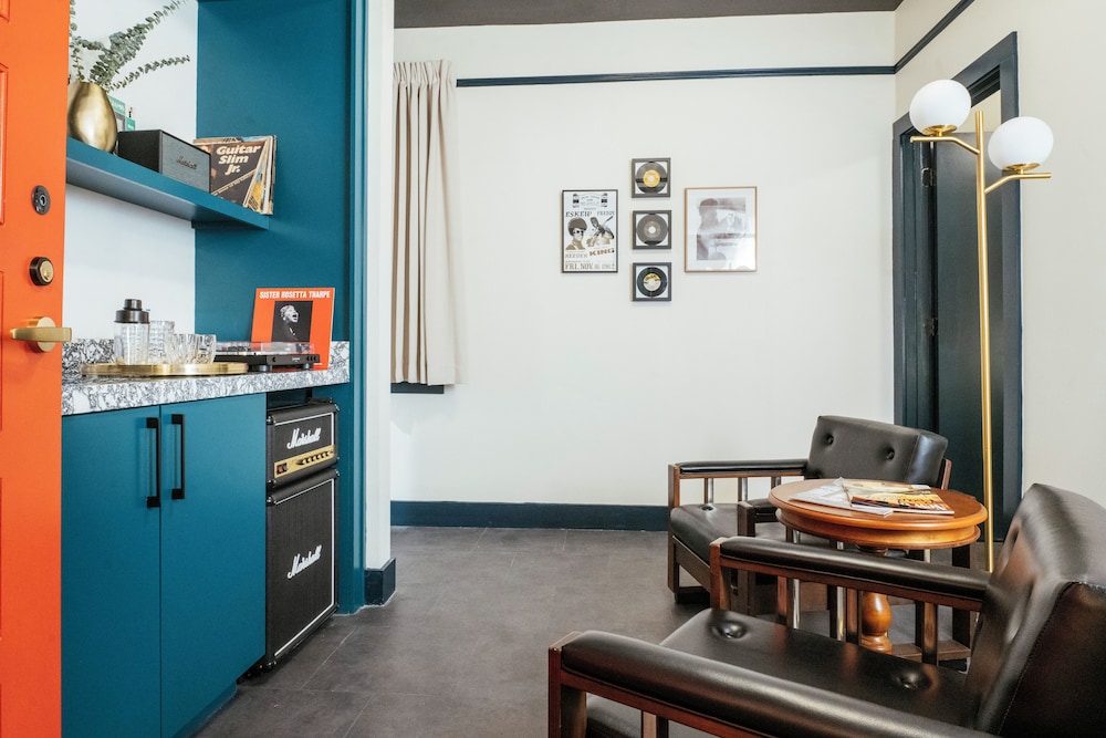Dew Drop Inn Hotel & Lounge - Historic Boutique Hotel in New Orleans LA photo 4