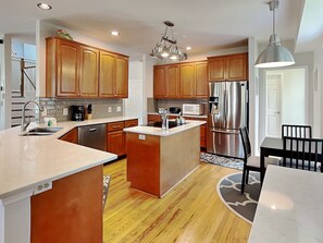 House, Multiple Beds, Jetted Tub, Garden View | Private kitchen | Fridge, microwave, oven, stovetop