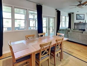 House, Multiple Beds, Jetted Tub, Garden View | Dining