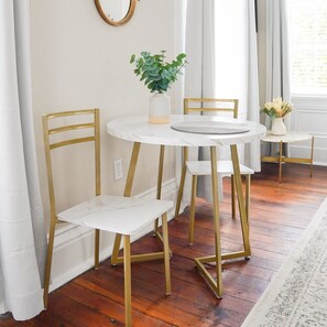 Condo, 1 King Bed with Sofa bed, Kitchen, Garden View | Dining - Suite Liberty (Savannah)