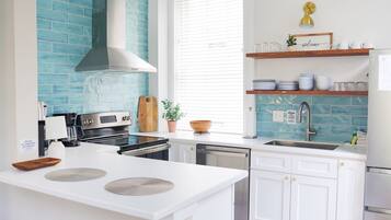 Kondominium, 1 Tempat Tidur King dengan tempat tidur Sofa, dapur, pemandangan kebun | Dapur pribadi | Lemari es, microwave, oven, dan kompor