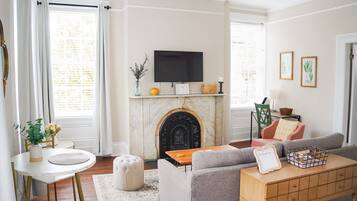 Kondominium, 1 Tempat Tidur King dengan tempat tidur Sofa, dapur, pemandangan kebun | Area keluarga | Televisi layar datar 40-inci dengan saluran TV digital