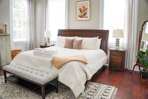 Condo, 1 King Bed with Sofa bed, Kitchen, Garden View | 1 bedroom, individually decorated, individually furnished, free WiFi - Suite Liberty (Savannah)