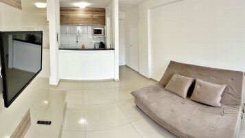 Apartamento | Área de estar | TV LCD 42 polegadas com canais digitais, Netflix, serviços de streaming